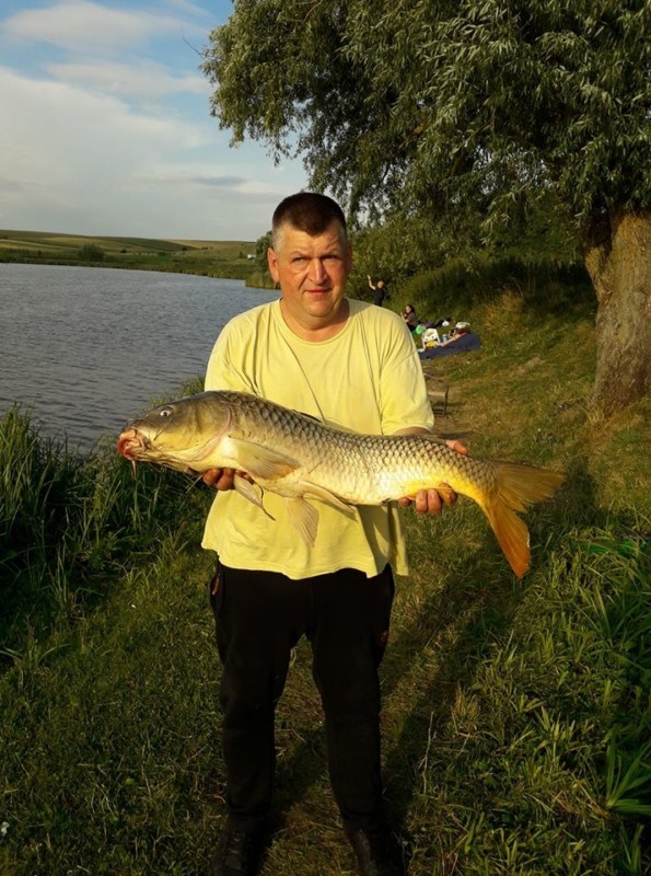 На Тернопільщині чоловік впіймав дуже велику рибину (ФОТО)