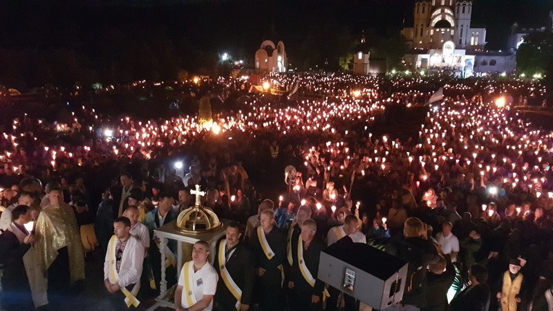 У Зарваниці відбулася багатотисячна хода зі свічками (ФОТО, ВІДЕО)