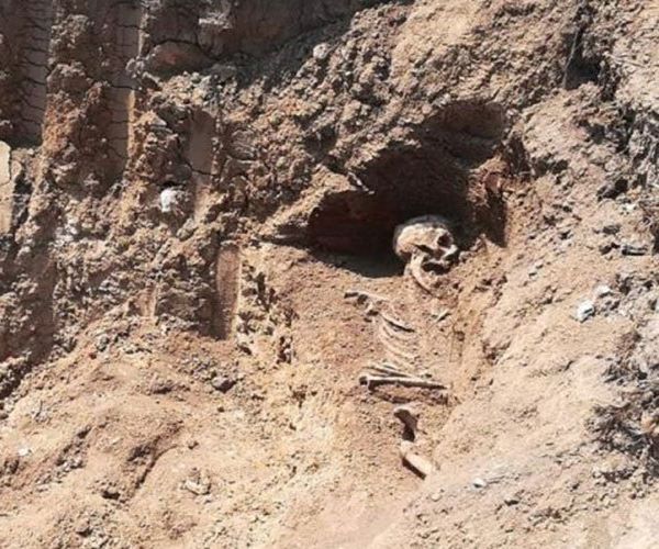 На Тернопільщині на цвинтарі будівельники не помітили людських решток, коли викопували котлован