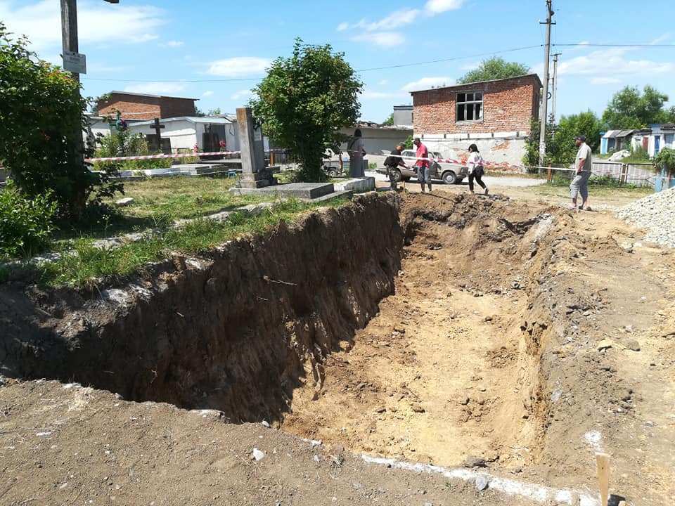 На Тернопільщині на цвинтарі будівельники не помітили людських решток, коли викопували котлован