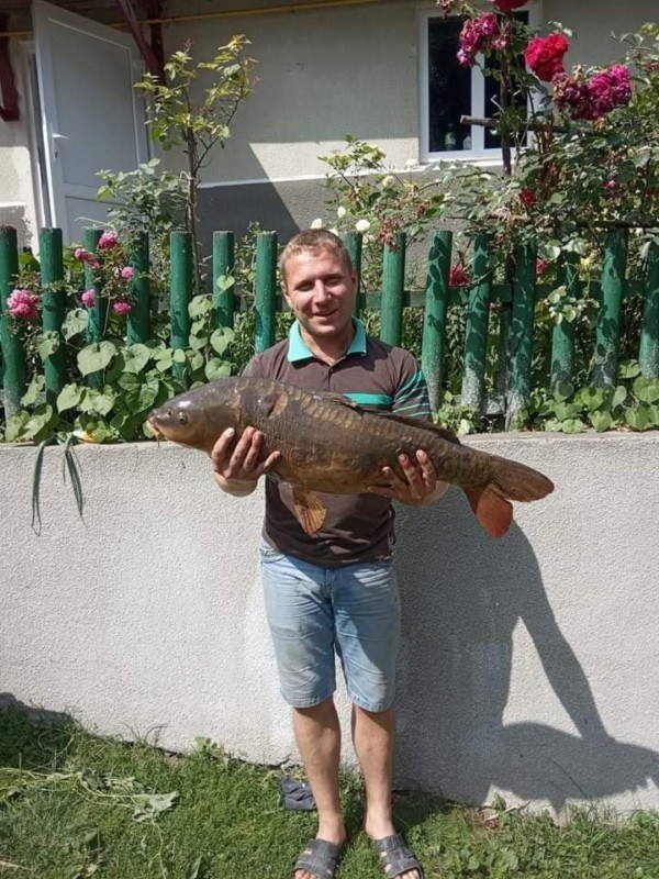 На Тернопільщині чоловік спіймав велетенську рибину (ФОТО)
