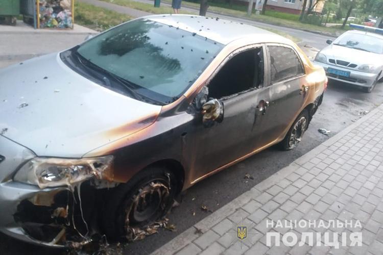 У Тернополі розшукують людей, через яких вночі погоріли автомобілі (ФОТО)