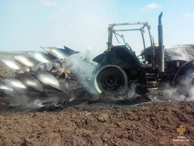 На Тернопільщині згорів дорогий, елітний трактор (ФОТО)