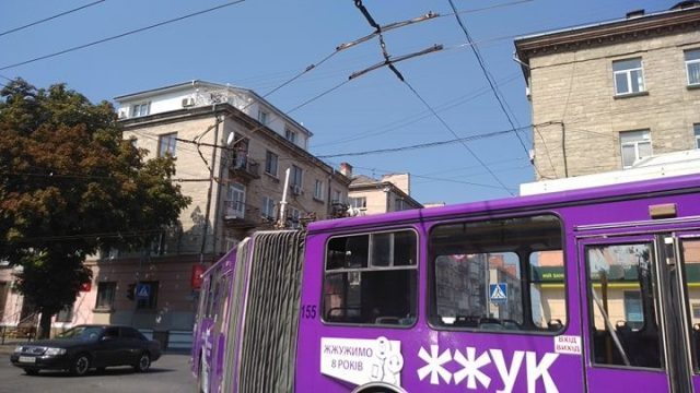 У Тернополі “роги” з тролейбуса впали на авто (ФОТО)