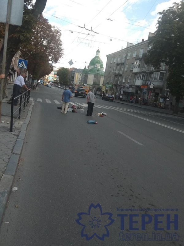 У центрі Тернополя на пішохідному збили людину (ФОТО)