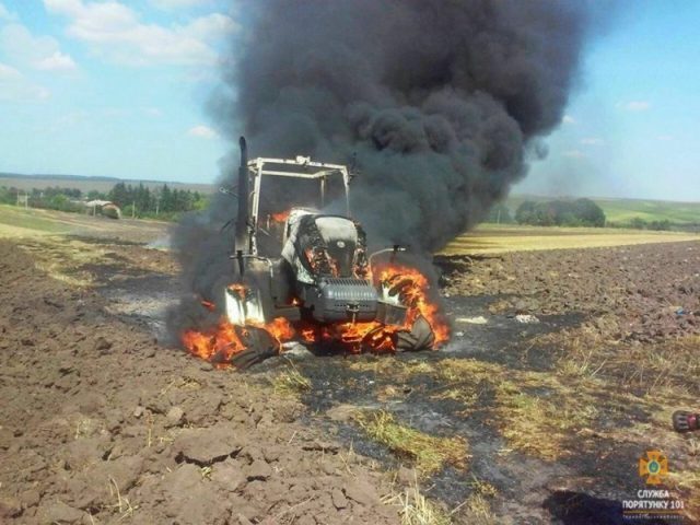 На Тернопільщині згорів дорогий, елітний трактор (ФОТО)
