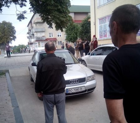 На Тернопільщині водій так припаркувався, що не могла проїхати автівка з покійником (Фото)