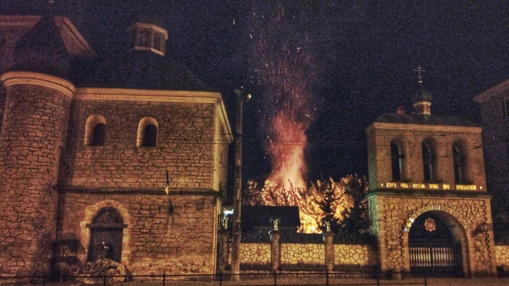 Нічна пожежа у Тернополі: біля “Зеленої церкви” горіла споруда (ФОТО, ВІДЕО)