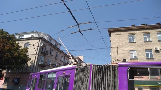 У Тернополі “роги” з тролейбуса впали на авто (ФОТО)