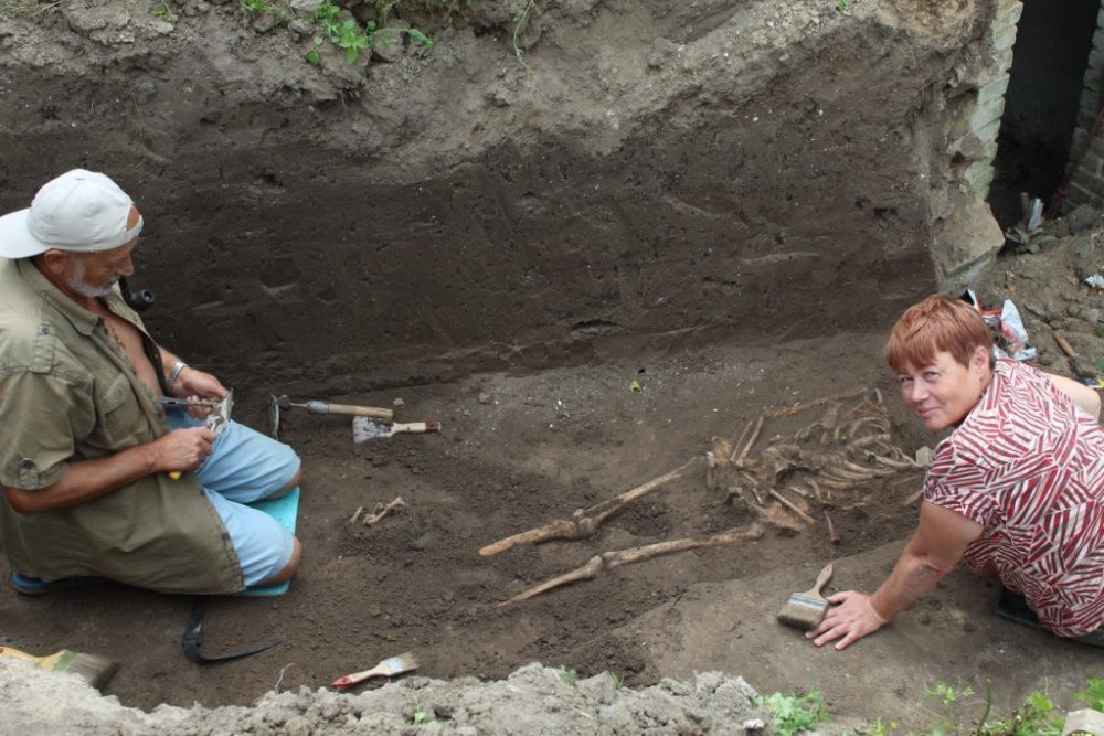 На подвір’ї на Тернопільщині знайшли древнє поховання (ФОТО)