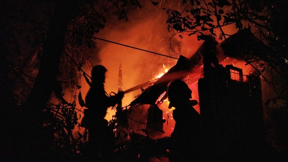 Нічна пожежа у Тернополі: біля “Зеленої церкви” горіла споруда (ФОТО, ВІДЕО)