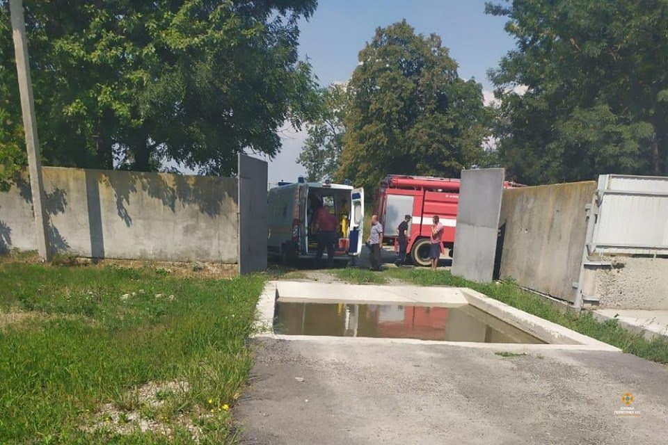 Нещасний випадок на Тернопільщині: у вигрібній ямі засипало трьох людей (ФОТО)