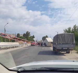 На Гаївському мості знову затори. Вантажівка знесла обмежувач руху