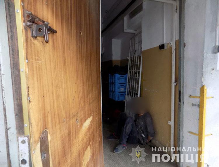 Крадіжка у Тернополі: поліція спіймала молодого злодія на “гарячому” (ФОТО, ВІДЕО)