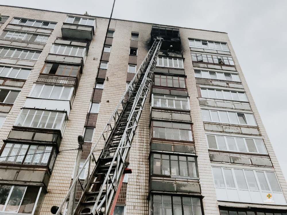 Пожежу у багатоповерхівці в Тернополі гасило 15 пожежників