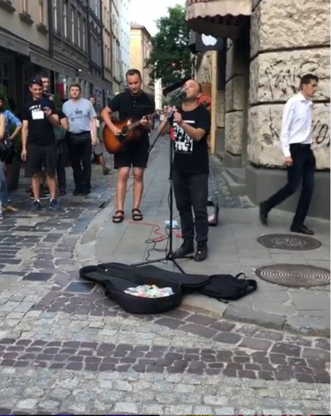 Відомий співак із Тернопільщини перевтілився у вуличного музику (ВІДЕО)