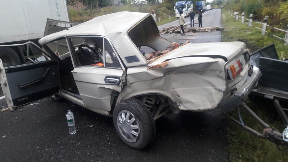 Жахлива аварія на Тернопільщині: аво розтрощене, водій чудом залишився живий (ФОТО)