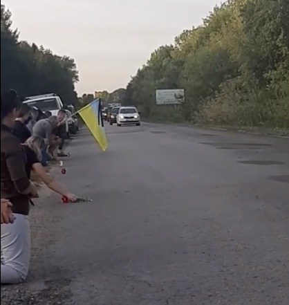 Тіло загиблого бійця з Тернопільщини зустрічали, стоячи на колінах (ВІДЕО)