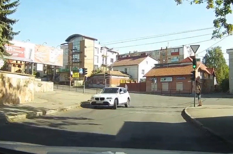 У Тернополі розшукують водія БМВ, який на великій швидкості спричинив ДТП та втік (ВІДЕО)