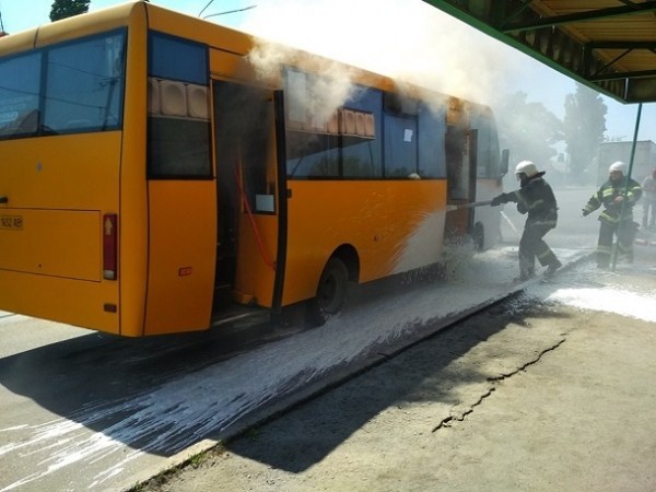 У Тернополі під час руху загорілася маршрутка (ФОТО)