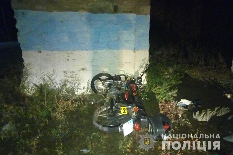 На Тернопільщині мотоцикліст в’їхав у стіну: водій загинув (ФОТО)