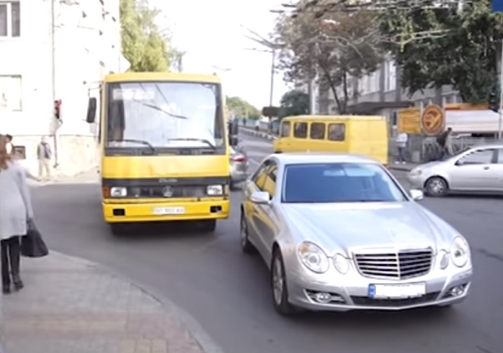 Конфлікт на дорозі у Тернополі: водій “Мерседеса” провчив маршрутчика (ВІДЕО)