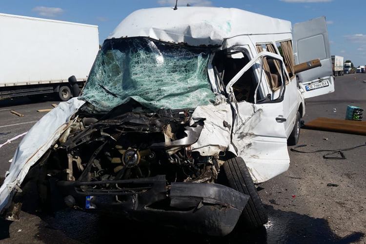 Авто розтрощене, люди травмовані: у Тернополі зіткнулися бус та вантажівка (ФОТО)