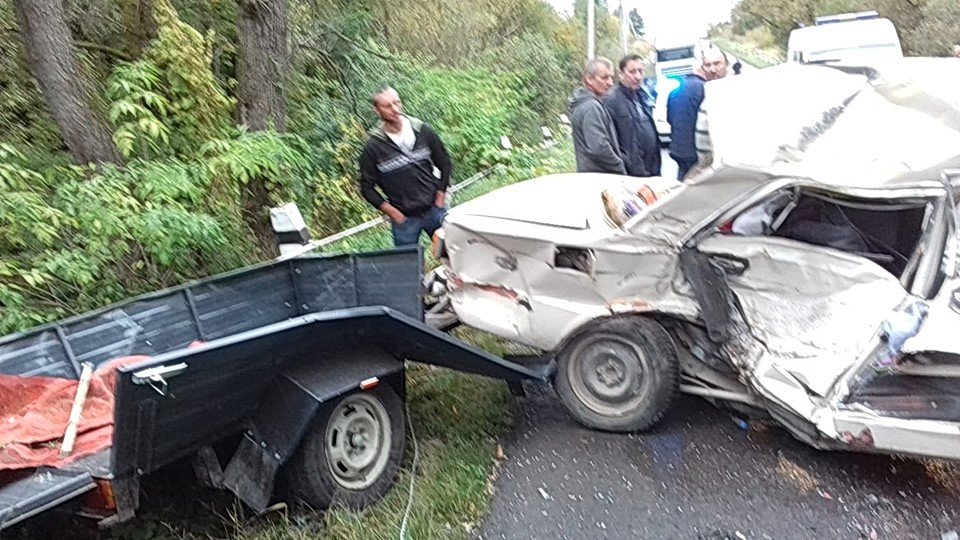 Жахлива аварія на Тернопільщині: аво розтрощене, водій чудом залишився живий (ФОТО)