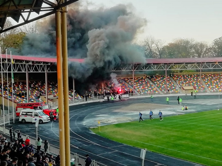 Навіть сидіння повиривали: футбольні фанати у Тернополі понищили стадіон (ФОТО)