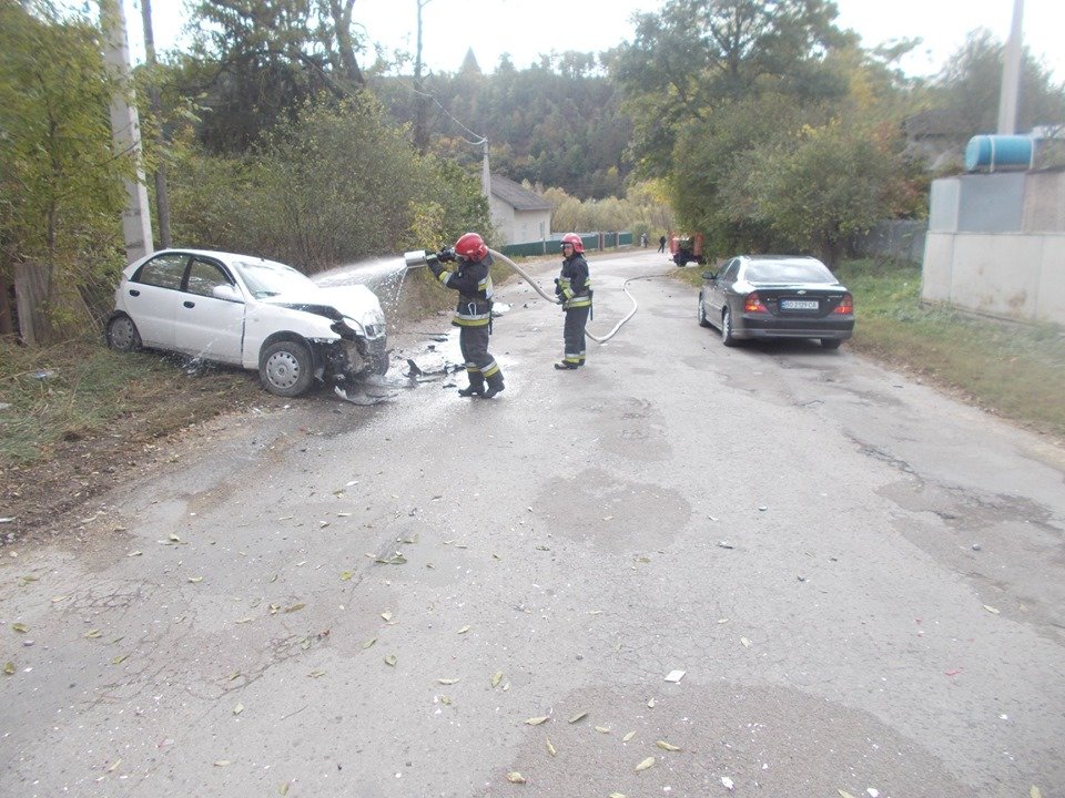 На Тернопільщині легкове авто ледь не вибухнуло після ДТП через витік газу (ФОТО)