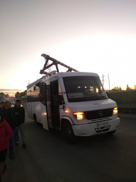 У Тернополі на Гаївському мості автобус зніс обмежувач руху (ФОТО)