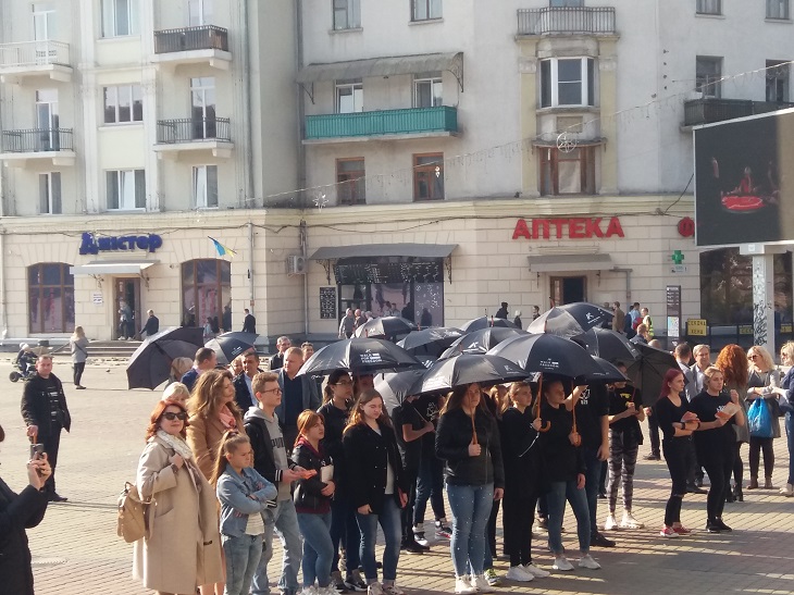 Тернополем ходили люди з чорними парасолями (ФОТО)