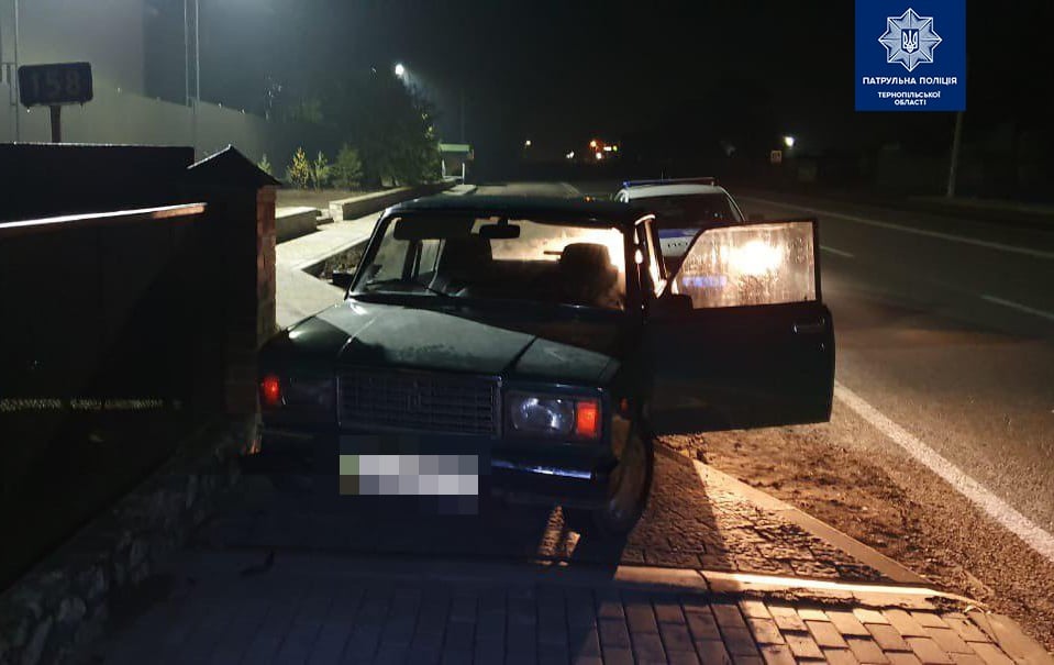 На Тернопільщині п’яну водійку на “Сімці” зупинив бетонний стовп (ФОТО)