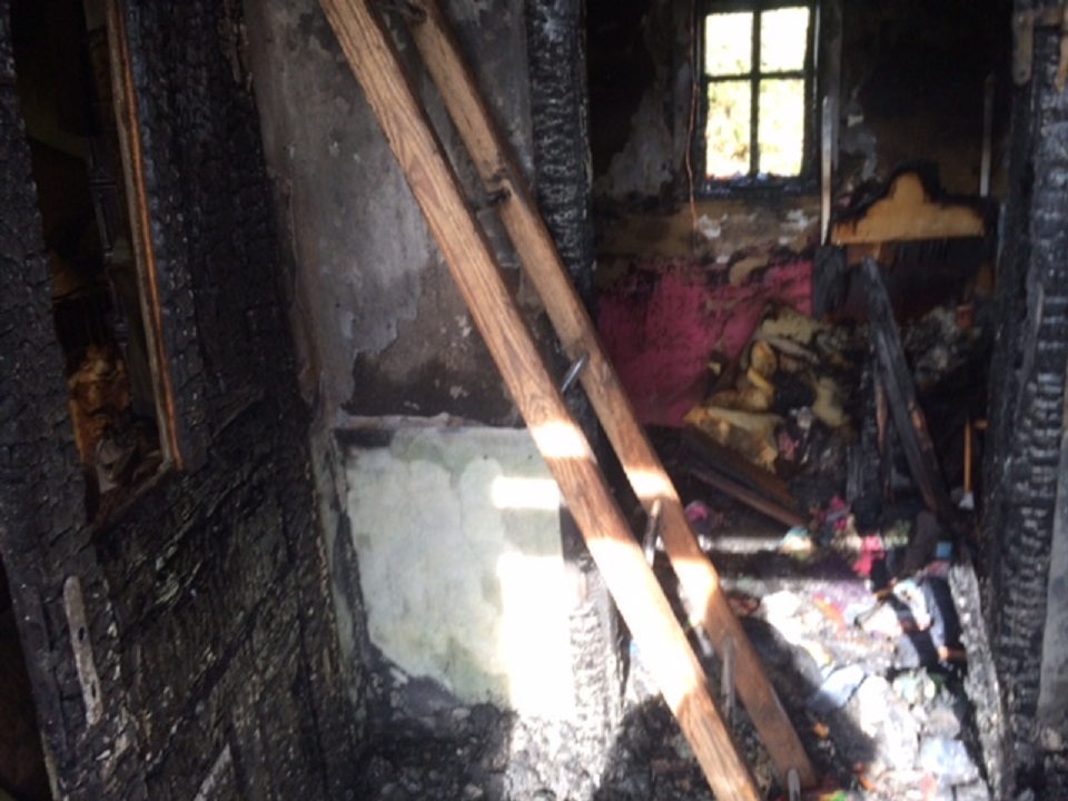 На Тернопільщині раптово загорівся житловий будинок, де перебували троє малолітніх дітей (ФОТО)