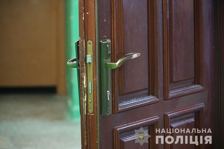 У Тернополі злочинці побили вікна та погрожували зброєю жінці (ФОТО)