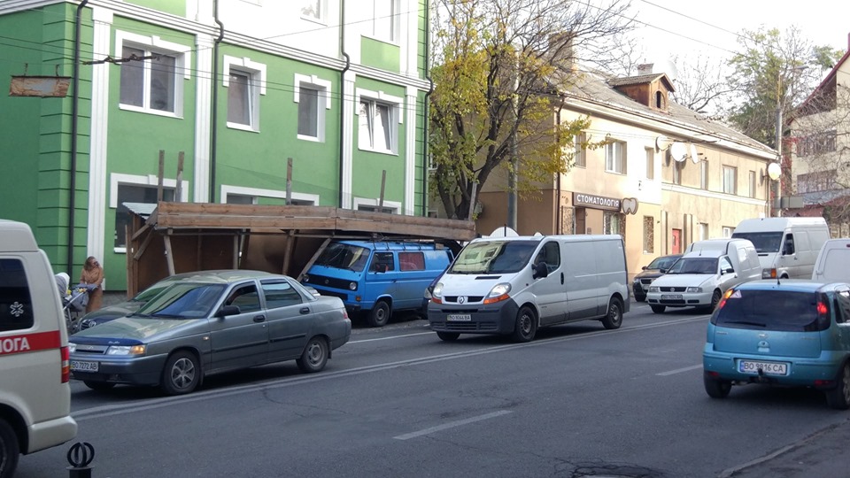 У Тернополі на Бандери автівка знесла металеву огорожу (ФОТО)