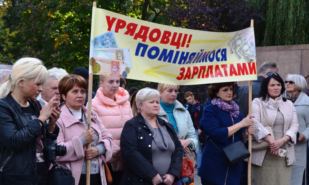Київська влада вчергове переклала свої фінансові зобов’язання на місцеві громади