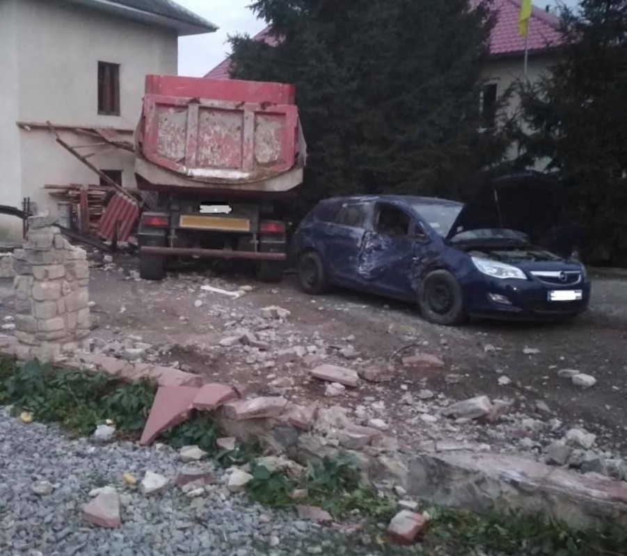 Трагедія у Чорткові: на схилі у вантажівки відмовили гальма, загинула жінка, потрощені машини (ФОТО)