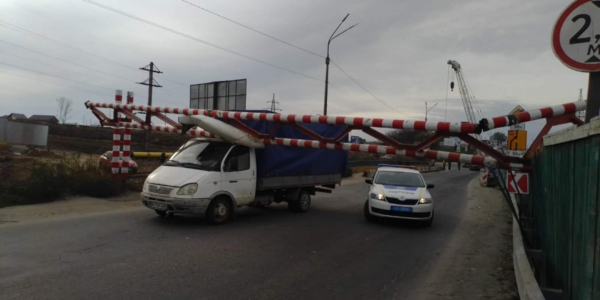 У Тернополі на Гаївському мості вантажівка в’їхала у обмежувач (ФОТО)