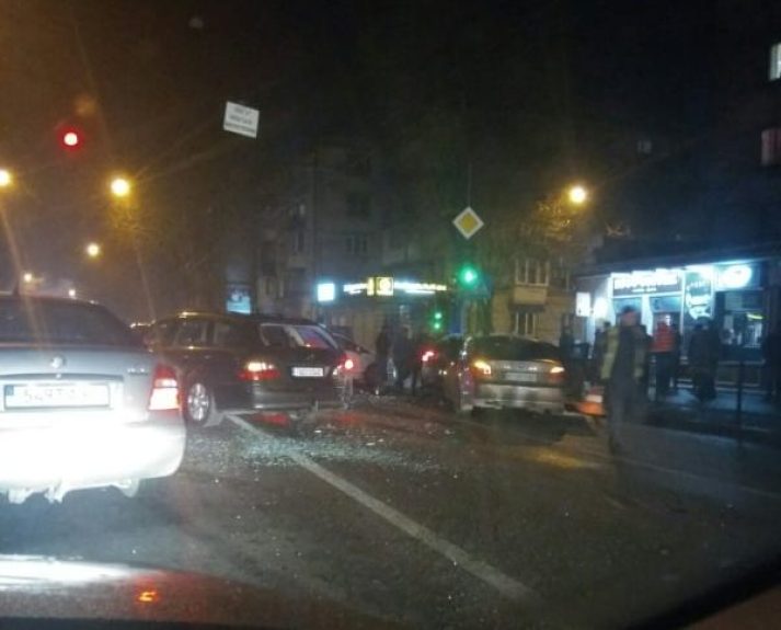 У центрі Тернополя масштабна аварія: автівки на тротуарі, є потерпілі (ФОТО)