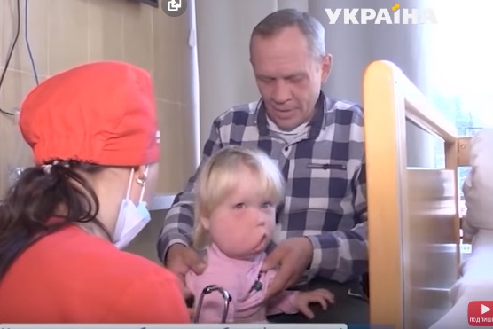 Про дівчинку з Тернопільщини, яка народилася з пухлиною на обличчі, розповіли у відомому телевізійному шоу (ВІДЕО)