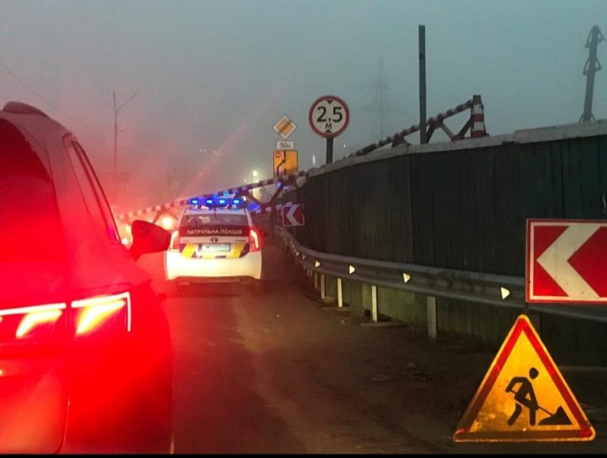 Знову збили обмежувач: у Тернополі ДТП на Гаївському мості (ВІДЕО)