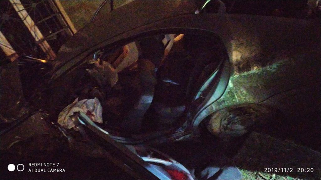 У Тернополі смертельна аварія: автівка врізалася у стовп, а потім в’їхала у будинок (ФОТО)