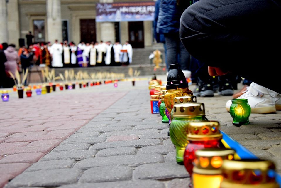 На Театральному майдані запалили свічки у пам’ять про жертв Голодомору (ФОТО)