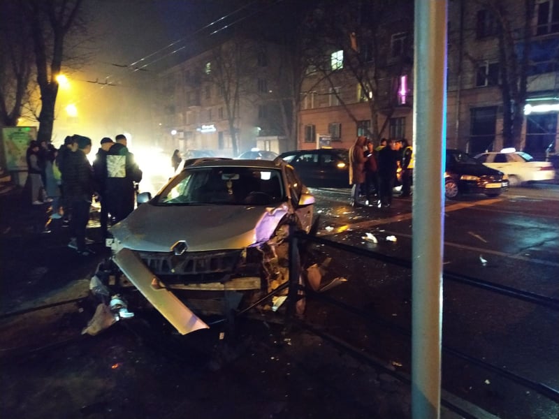 У центрі Тернополя масштабна аварія (ФОТО)