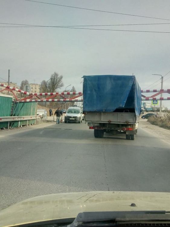 У Тернополі на Гаївському мості вантажівка в’їхала у обмежувач (ФОТО)