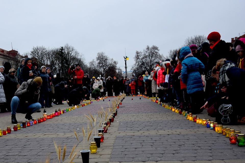 На Театральному майдані запалили свічки у пам’ять про жертв Голодомору (ФОТО)
