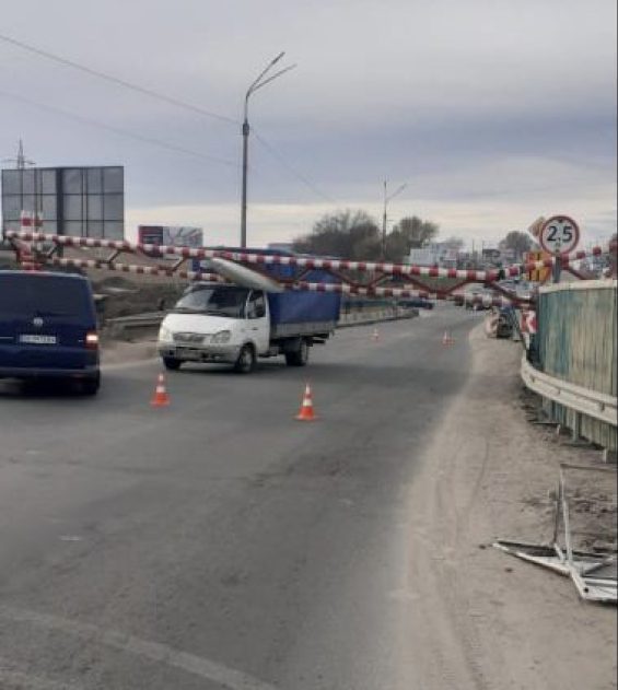 У Тернополі на Гаївському мості вантажівка в’їхала у обмежувач (ФОТО)