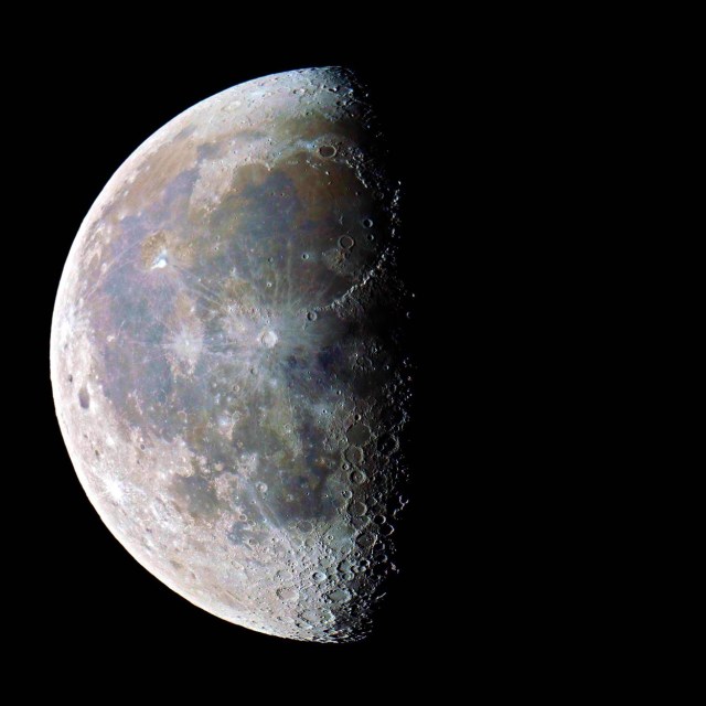 На Тернопільщині чоловік робить вражаючі фото Місяця, на яких видно кожен кратер (ФОТО)