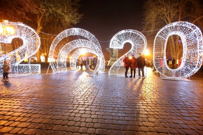 Вулиці Тернополя прикрасили святковою ілюмінацією (ФОТО)